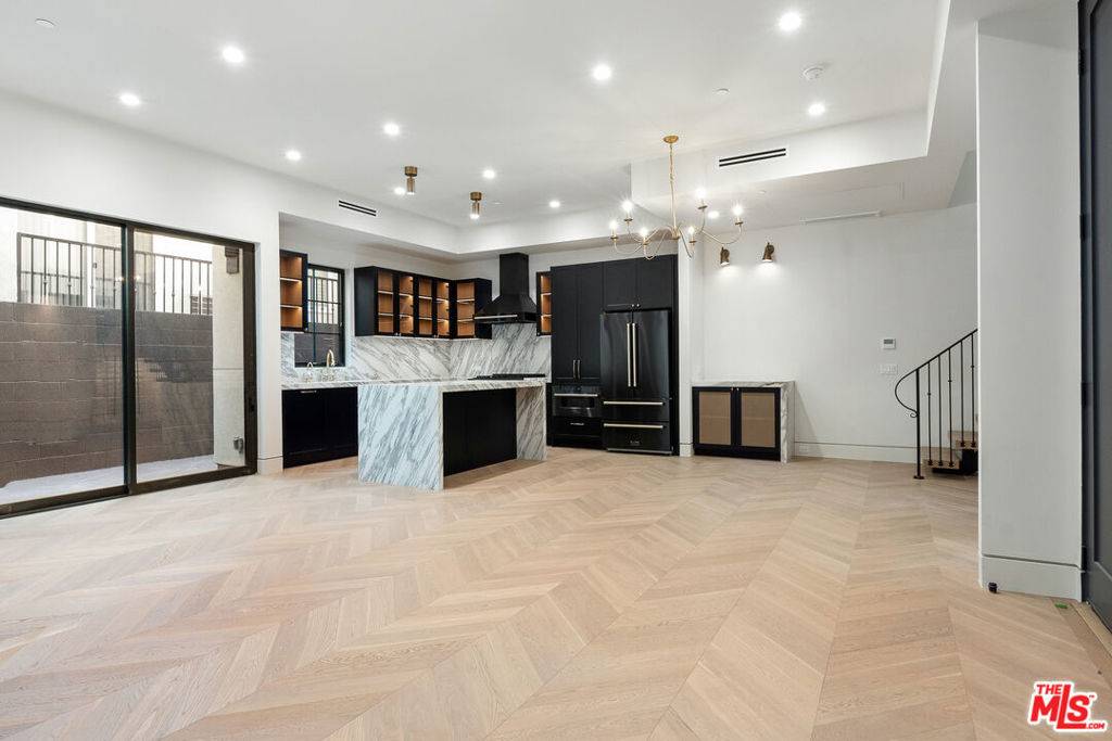 West Hollywood, CA 90069,656 Huntley DR #102