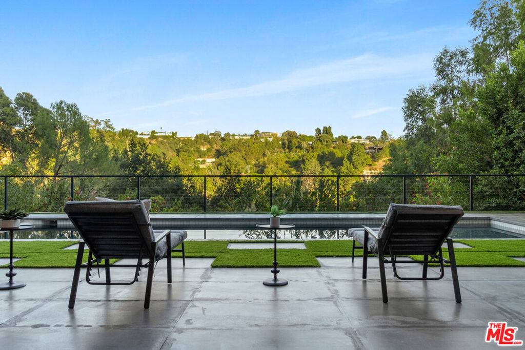 Beverly Hills, CA 90210,2358 Kimridge