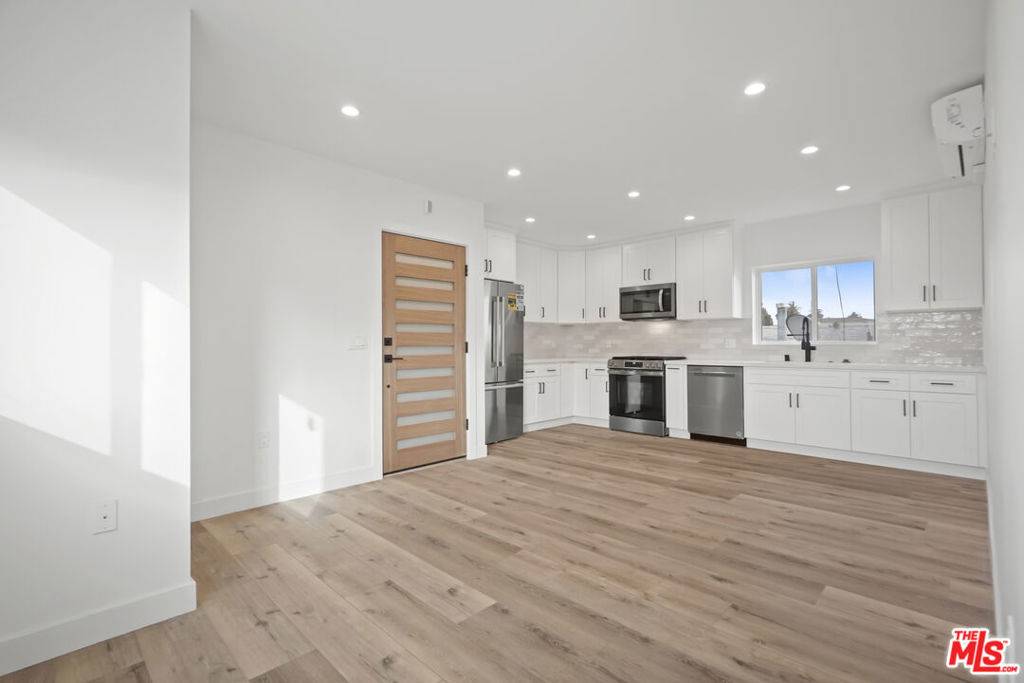 Los Angeles, CA 90016,2808 S Cloverdale AVE #3/4