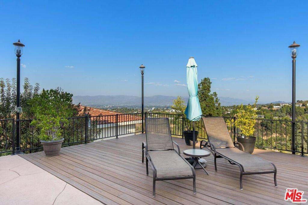Encino, CA 91436,16894 Encino Hills DR