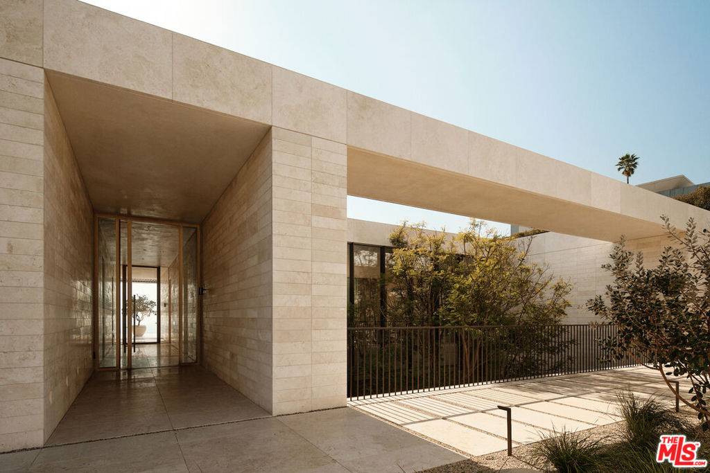 West Hollywood, CA 90069,9214 Nightingale DR