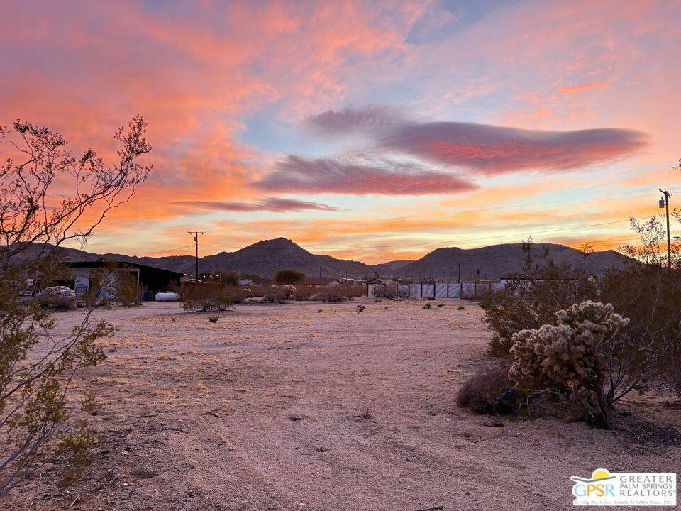 Joshua Tree, CA 92252,4758 Avenida La Flora Desierta