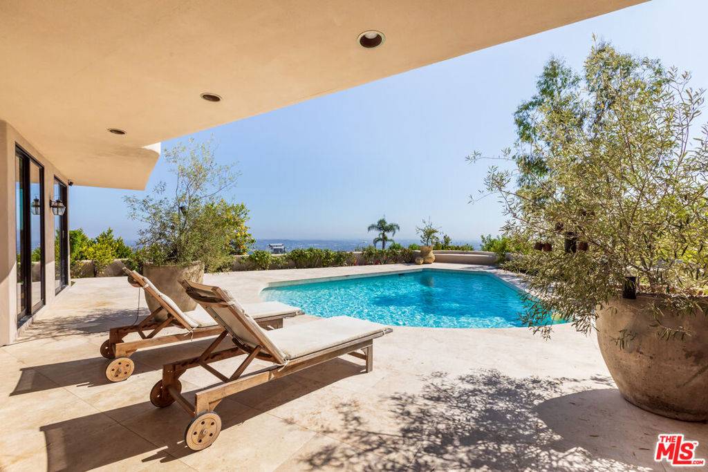 Los Angeles, CA 90069,1526 Blue Jay WAY