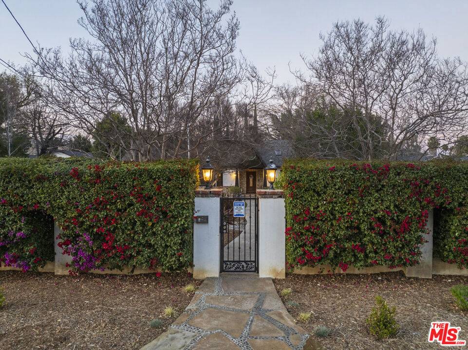 Woodland Hills, CA 91367,22651 Calvert ST
