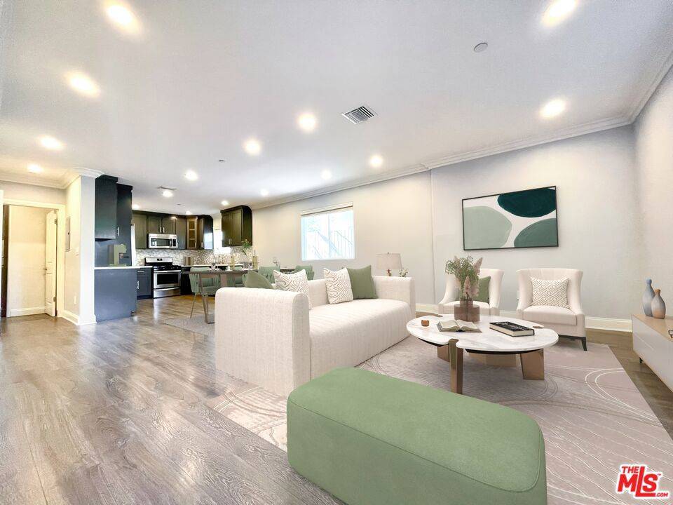 Los Angeles, CA 90045,7113 S La Cienega BLVD