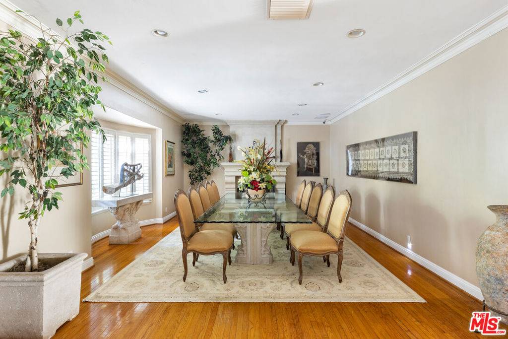 Los Angeles, CA 90068,5630 Valley Oak DR