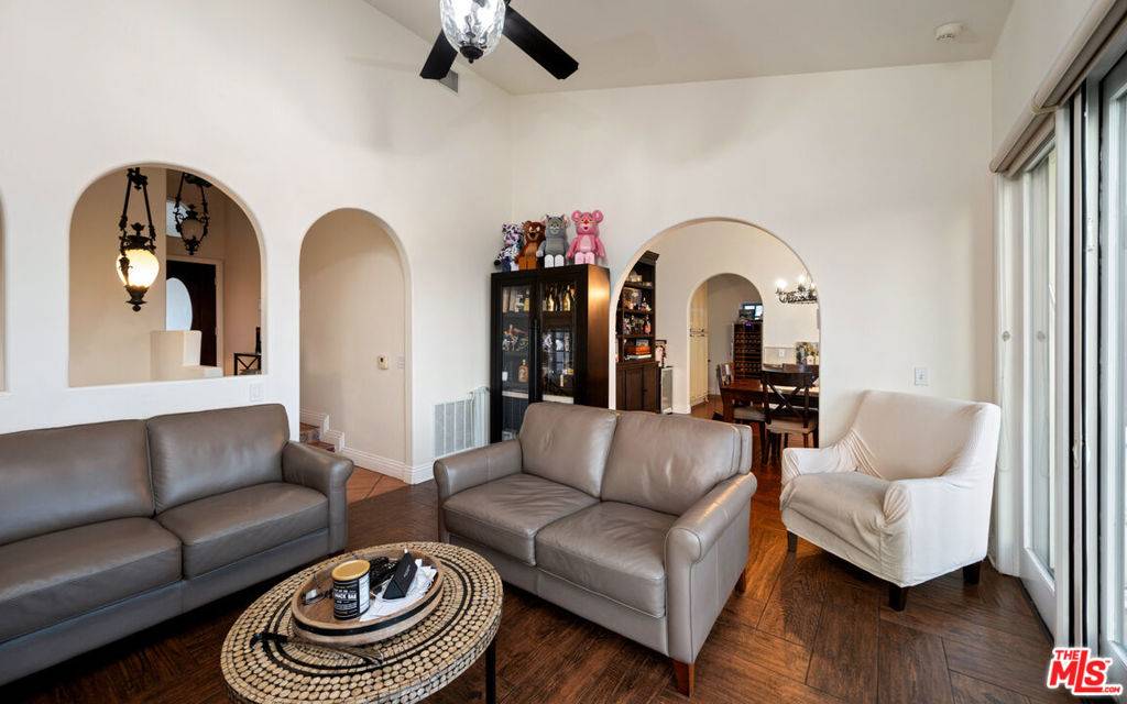 Los Angeles, CA 90068,6420 Quebec DR