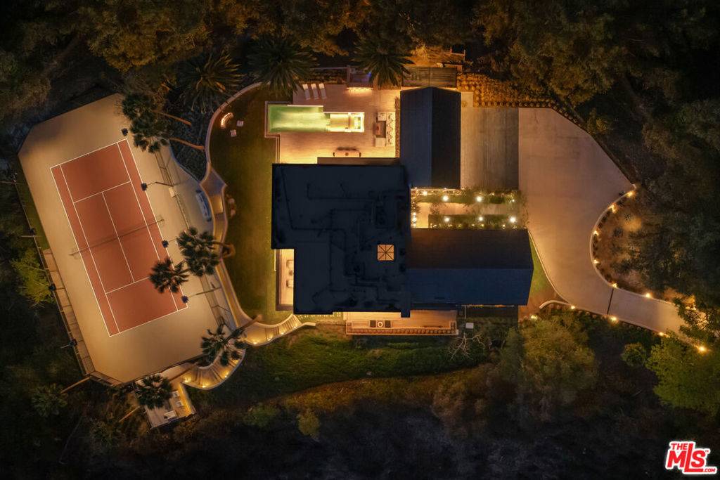Los Angeles, CA 90049,879 Linda Flora DR