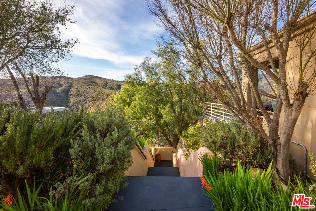 Malibu, CA 90265,4350 Hillview DR