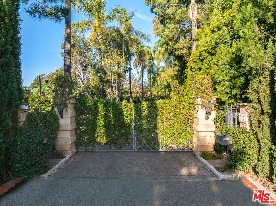 Los Angeles, CA 90077,1037 Bel Air CT