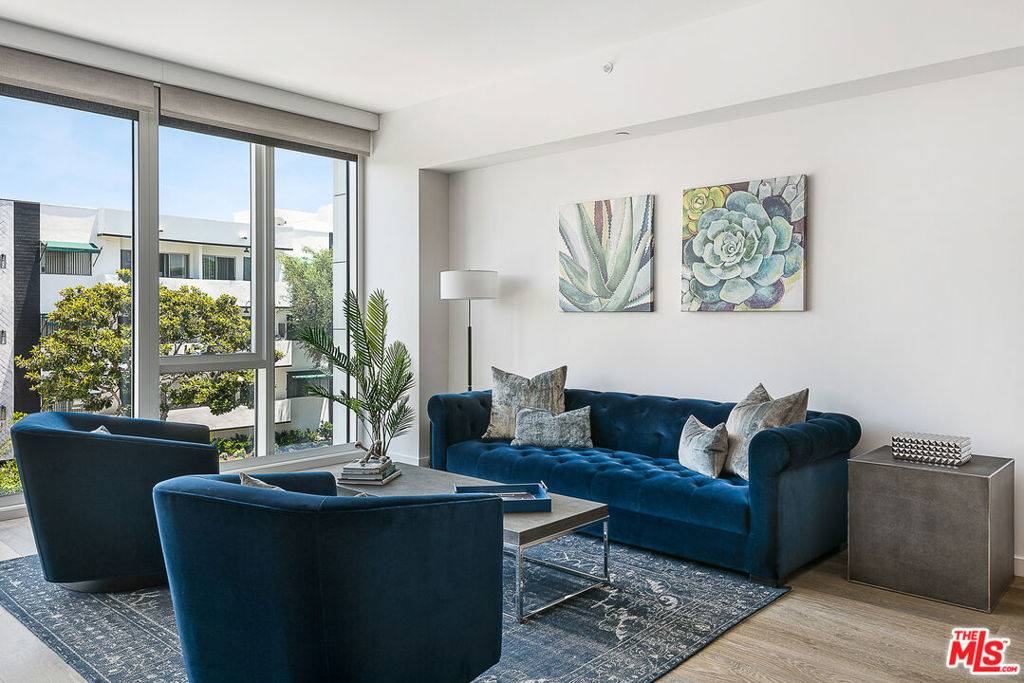 Los Angeles, CA 90048,9000 W 3rd ST #204