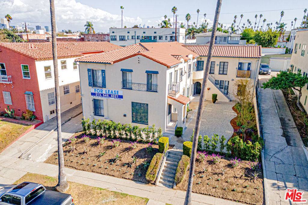 Los Angeles, CA 90019,1152 S Bronson AVE