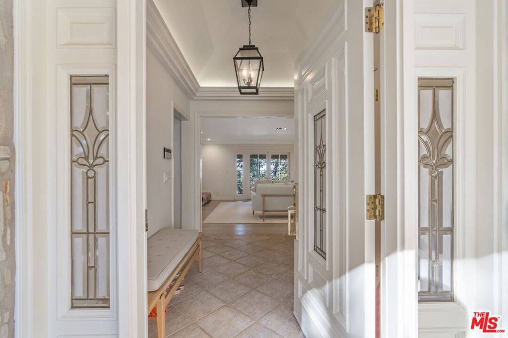 Encino, CA 91436,17035 Oak View DR