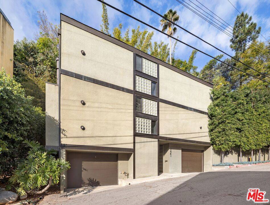 Los Angeles, CA 90068,2641 Rinconia DR