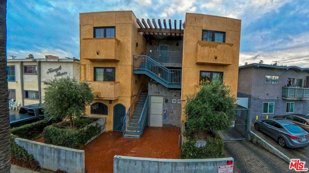 Van Nuys, CA 91411,14846 Friar ST