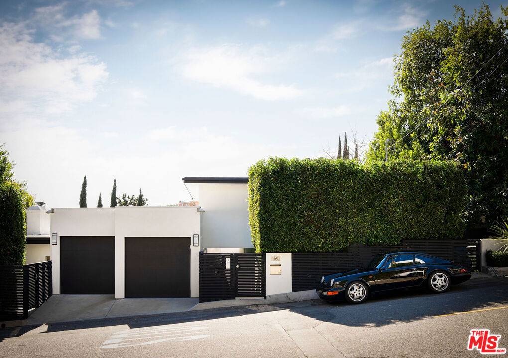 Los Angeles, CA 90069,1611 Sunset Plaza DR