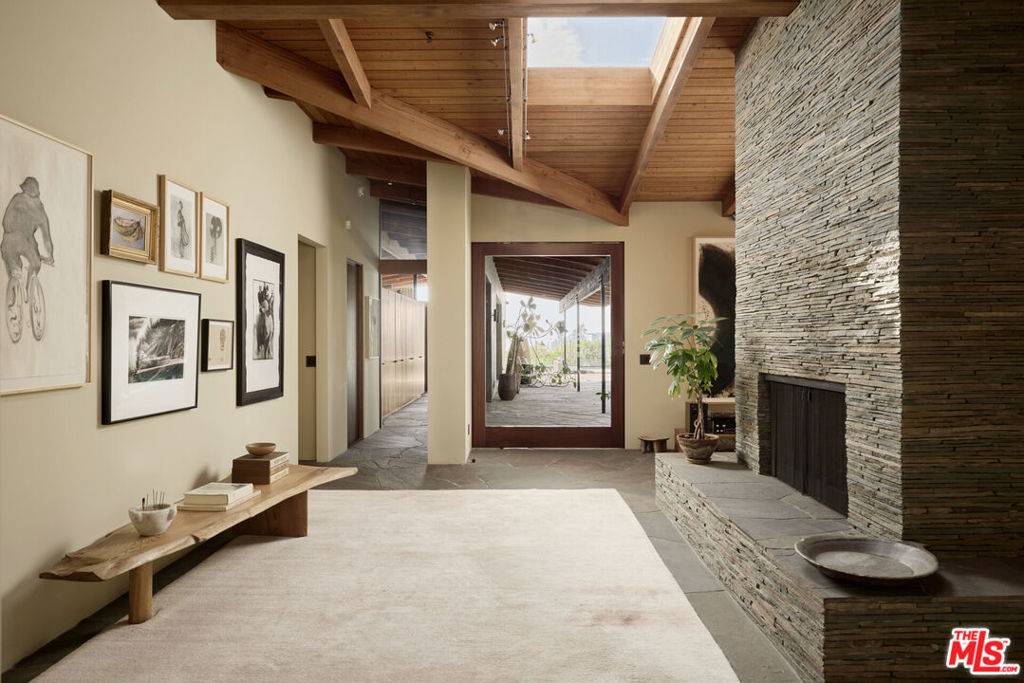 Los Angeles, CA 90046,2565 Zorada DR