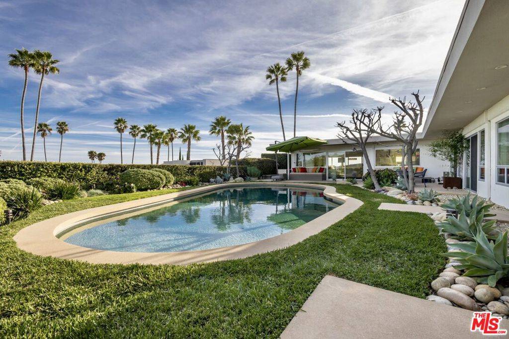 Los Angeles, CA 90049,2242 Westridge RD