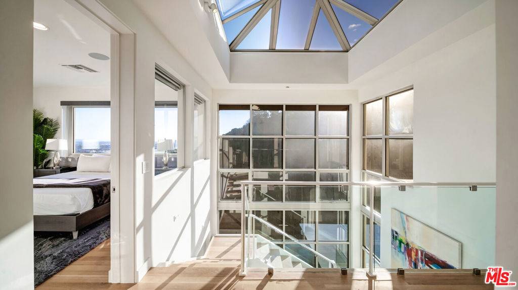 Los Angeles, CA 90069,9304 Warbler WAY