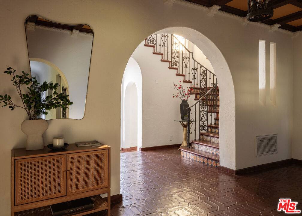 Los Angeles, CA 90027,5470 Los Feliz BLVD