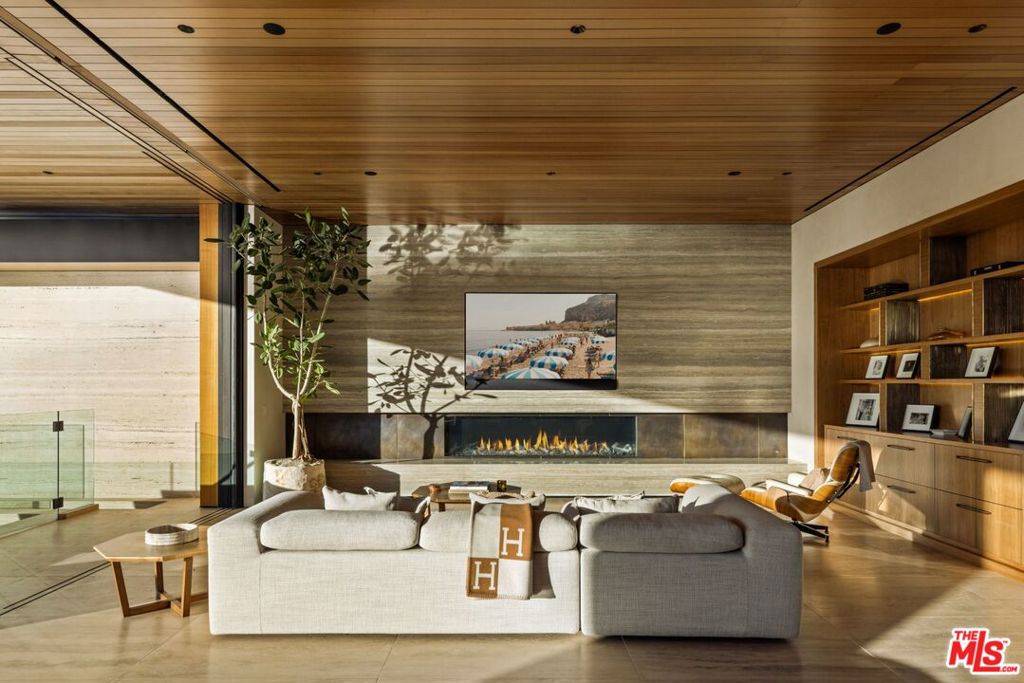Los Angeles, CA 90049,985 Linda Flora DR