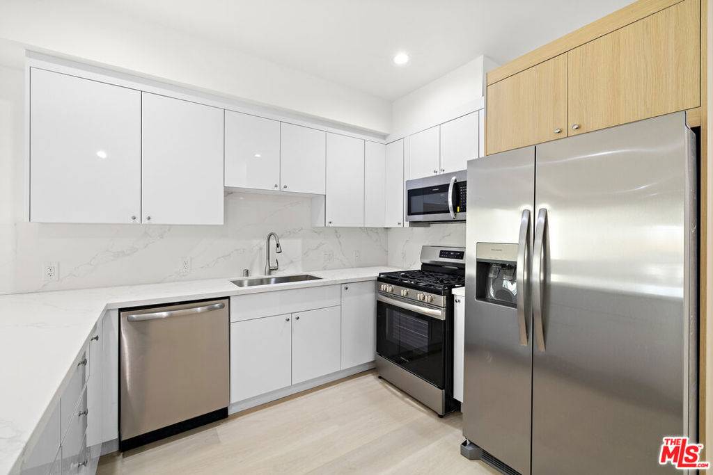 North Hollywood, CA 91601,5651 Case Ave #2