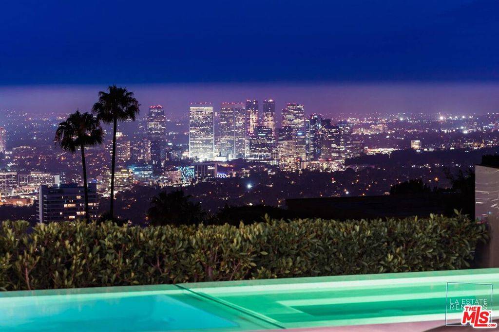 Los Angeles, CA 90069,1814 N Doheny DR