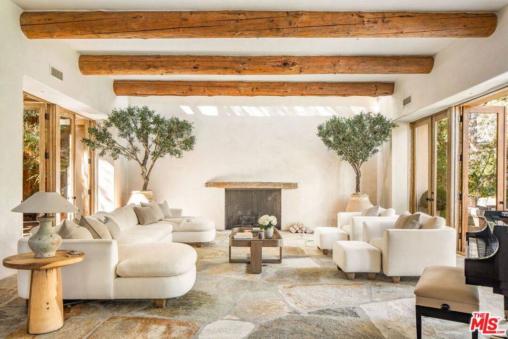 Los Angeles, CA 90049,13162 Boca De Canon LN