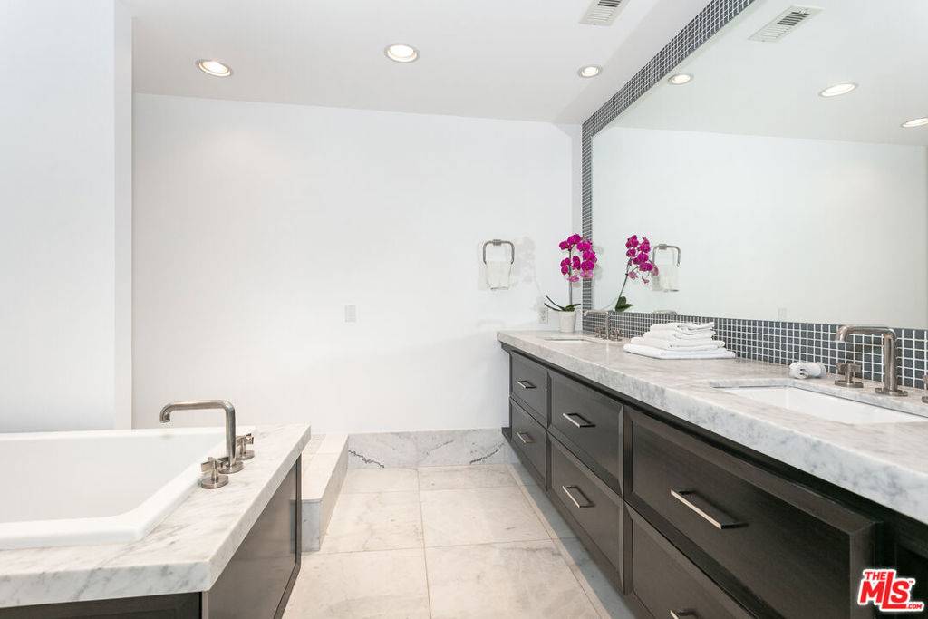 West Hollywood, CA 90069,9033 Vista Grande ST #3