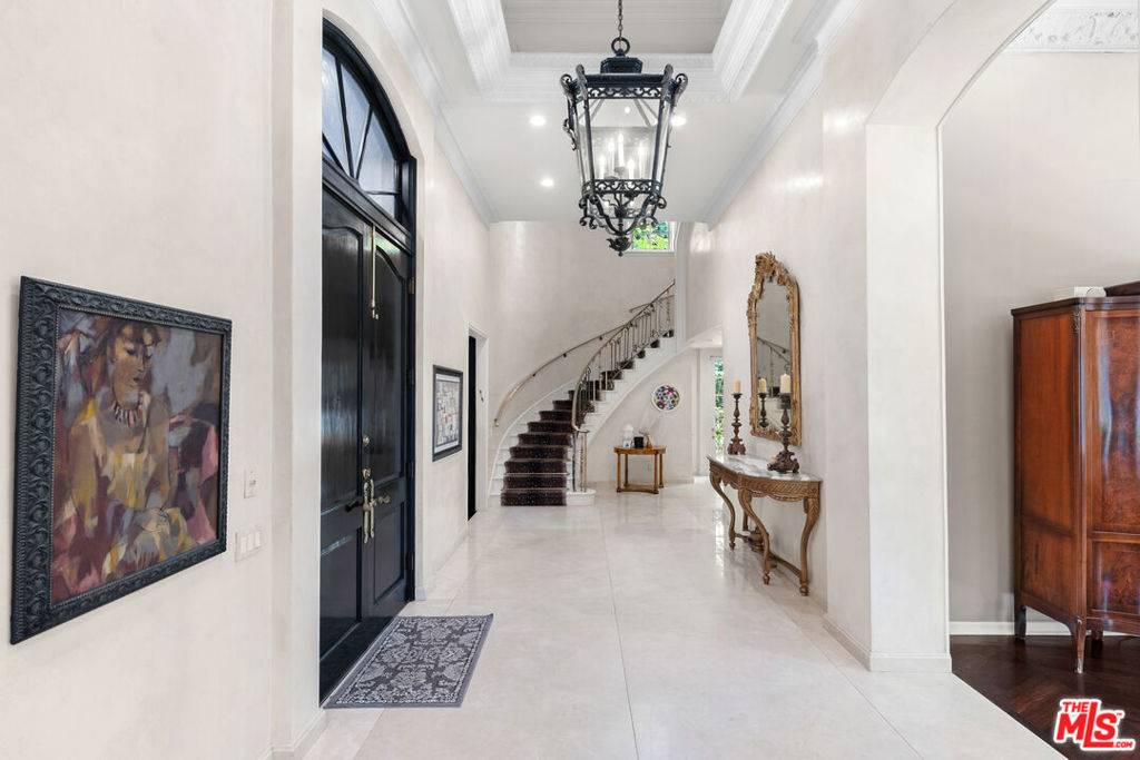 Beverly Hills, CA 90210,1118 San Ysidro DR