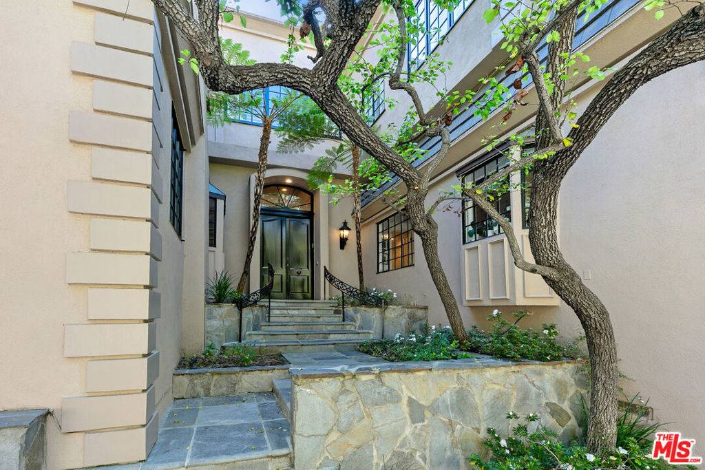 Beverly Hills, CA 90210,1118 San Ysidro DR