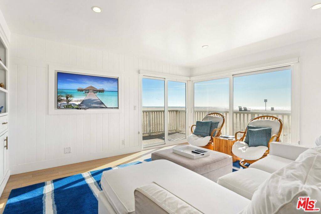 Oxnard, CA 93035,1101 Capri WAY