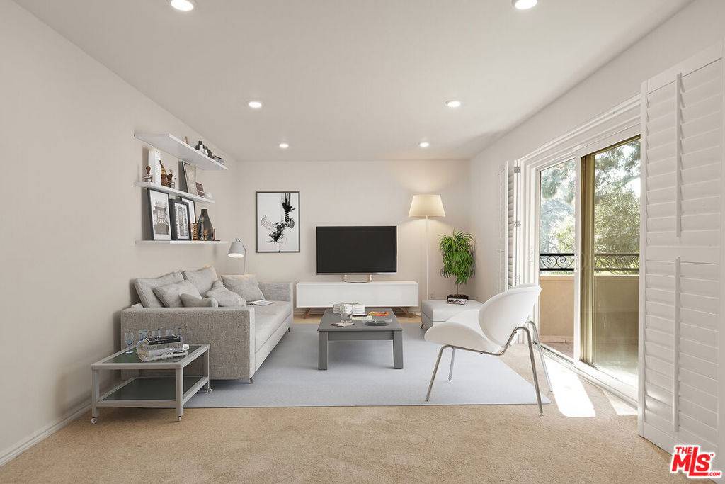 Los Angeles, CA 90068,6702 Hillpark DR #308