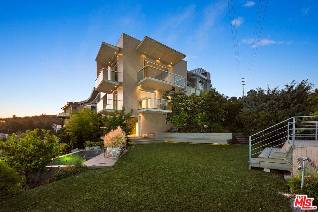 Los Angeles, CA 90069,1600 Viewmont DR