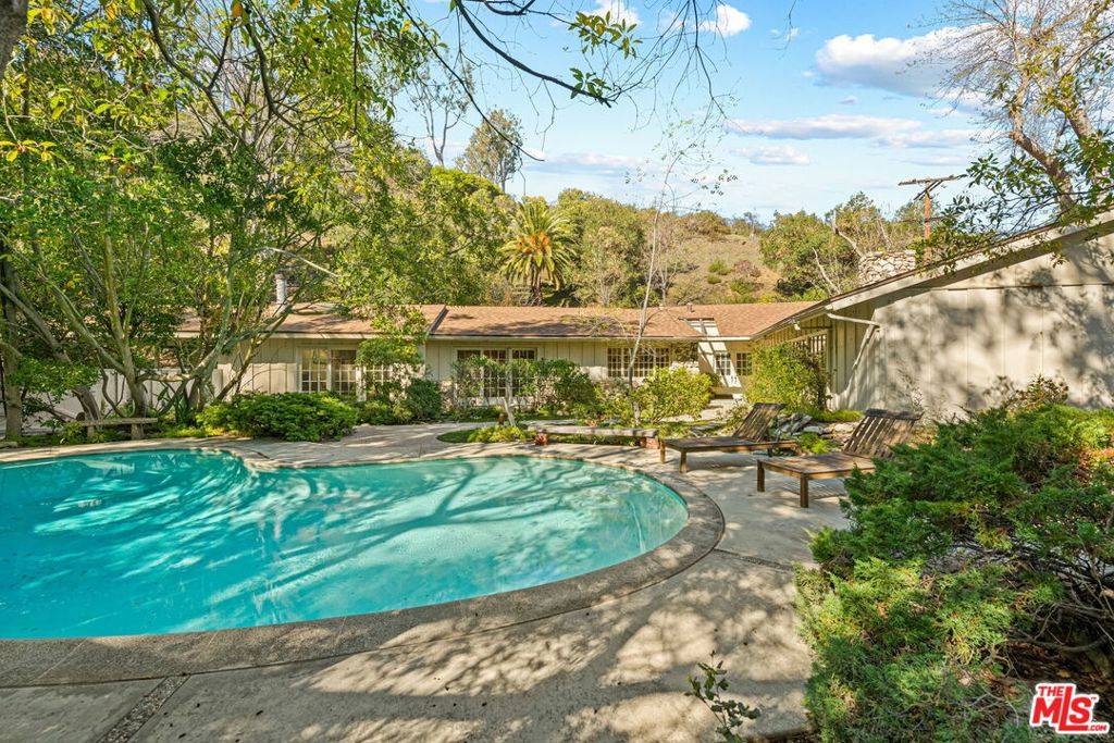 Los Angeles, CA 90049,13257 Chalon RD