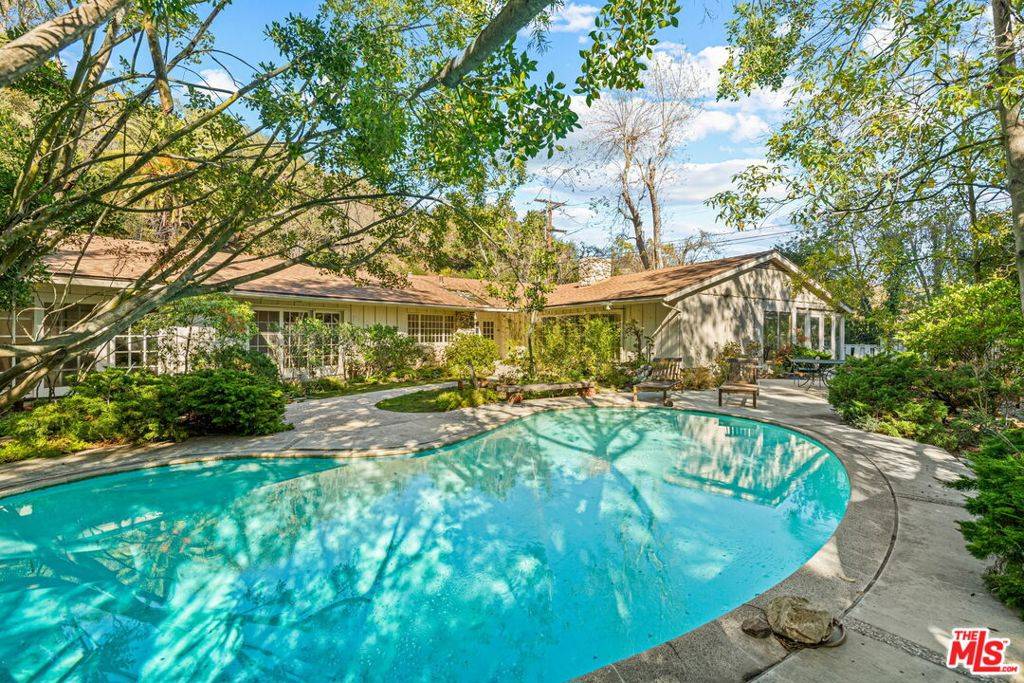 Los Angeles, CA 90049,13257 Chalon RD