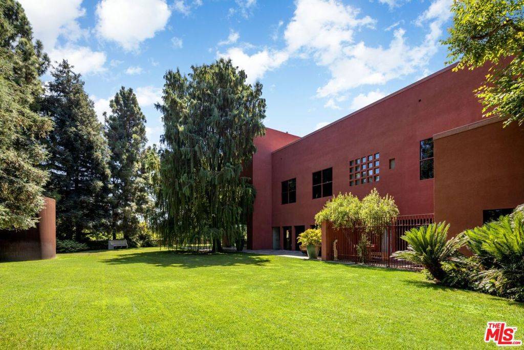 Los Angeles, CA 90049,470 Layton WAY