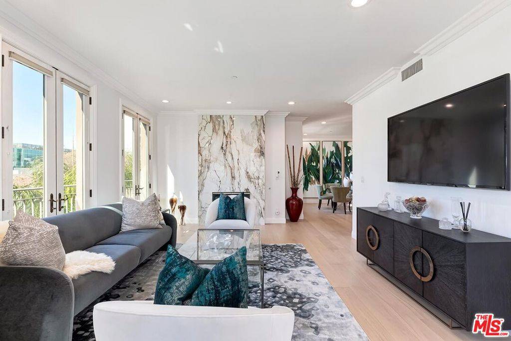 Beverly Hills, CA 90212,132 S Crescent DR #301