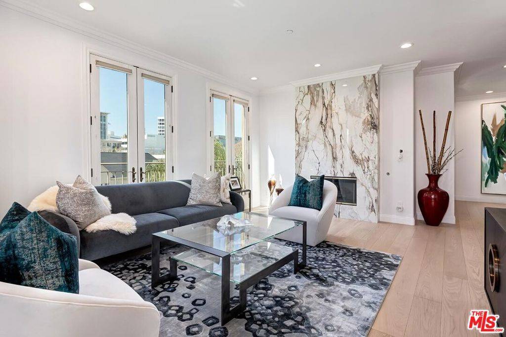 Beverly Hills, CA 90212,132 S Crescent DR #301
