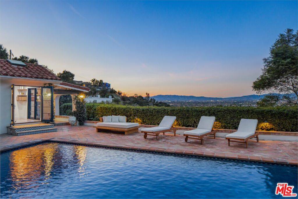 Studio City, CA 91604,3646 Sunswept DR