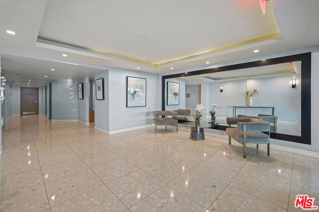 West Hollywood, CA 90069,8530 Holloway DR #215