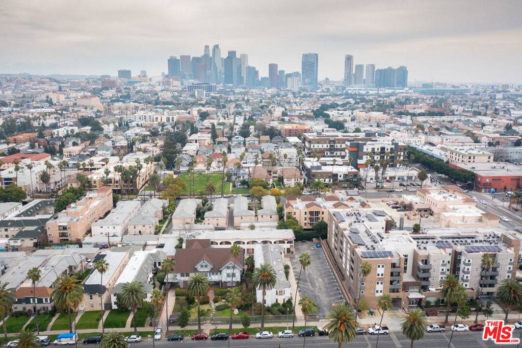 Los Angeles, CA 90006,1216 Menlo AVE