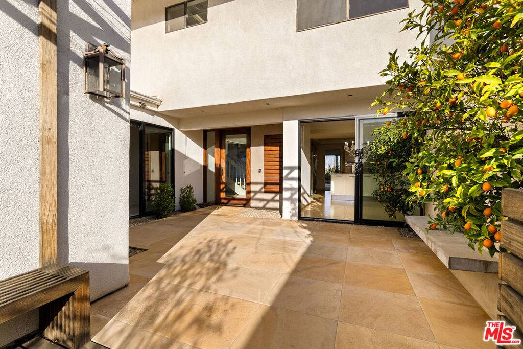 Los Angeles, CA 90077,2548 Angelo DR