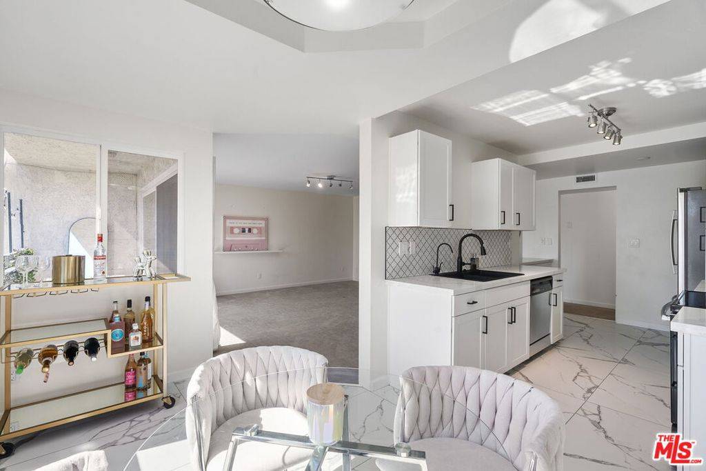 West Hollywood, CA 90069,1230 Horn AVE #200
