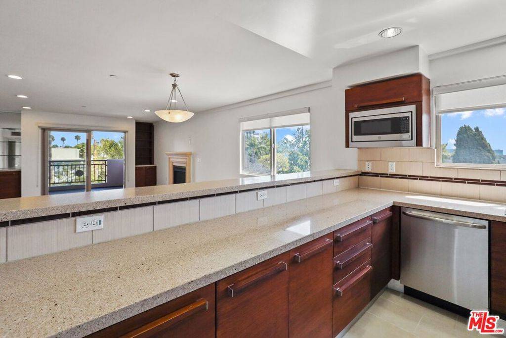 Los Angeles, CA 90025,1417 Butler AVE #204