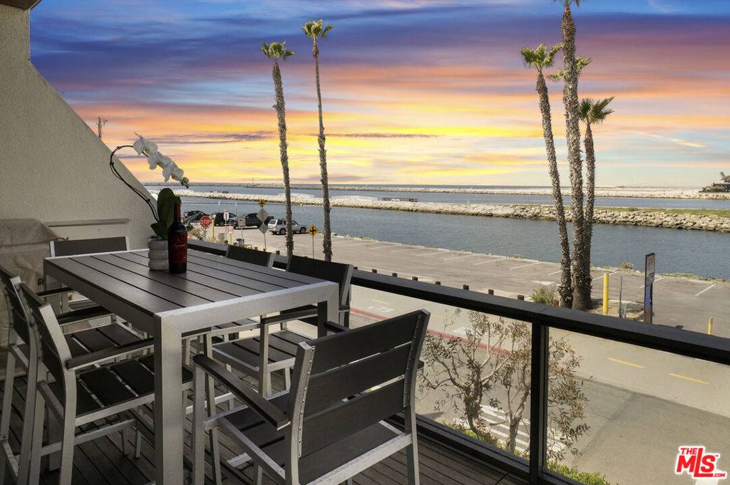 Playa Del Rey, CA 90293,6209 Pacific AVE #201