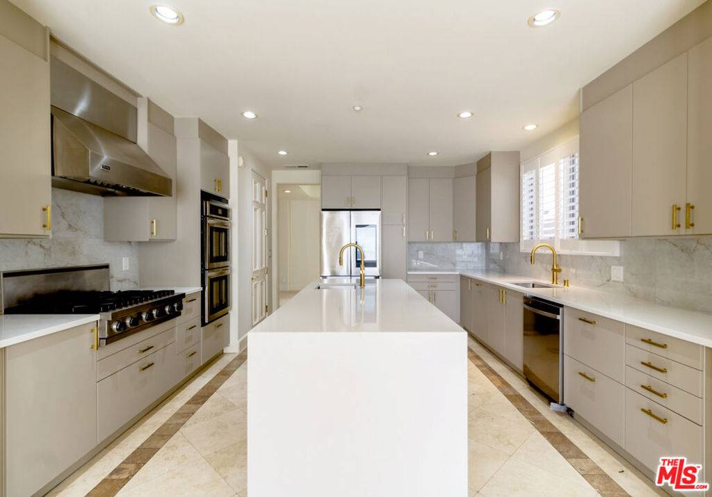 Los Angeles, CA 90049,12626 Promontory RD