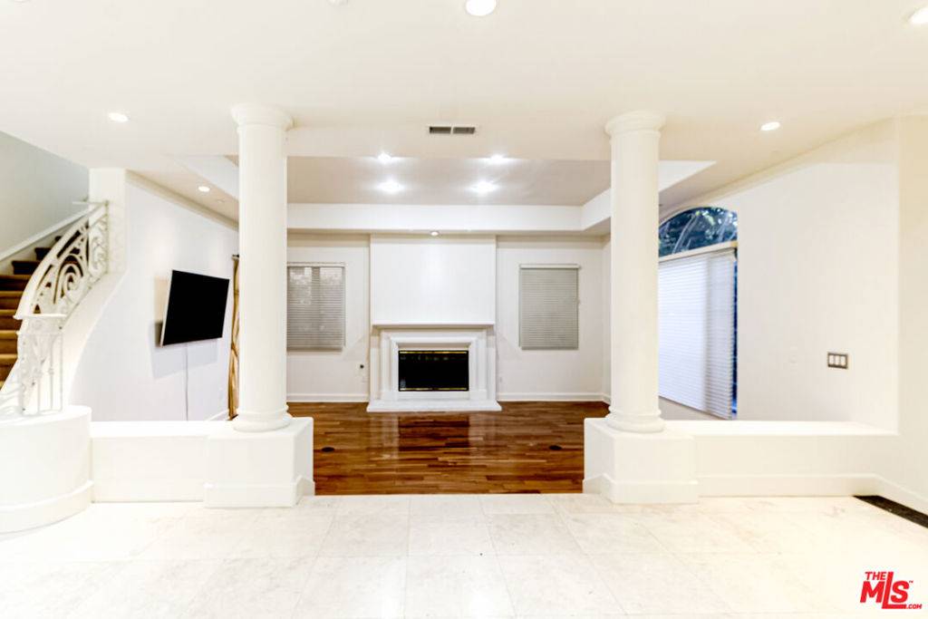 Los Angeles, CA 90049,12626 Promontory RD