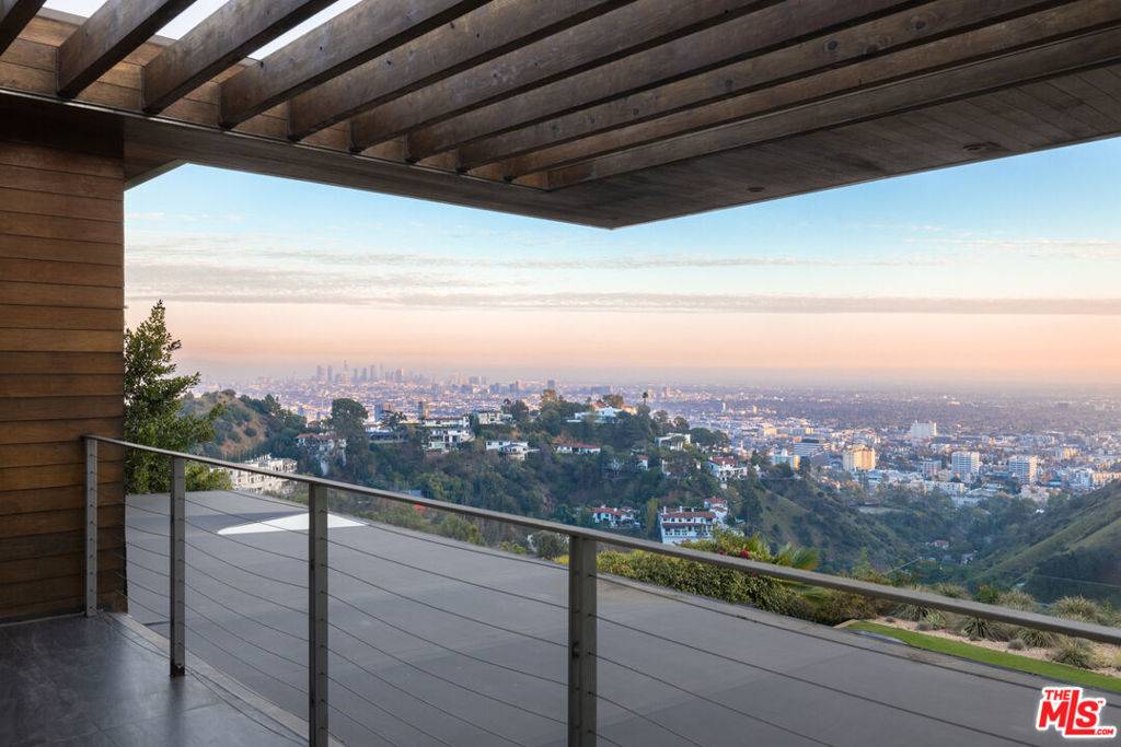 Los Angeles, CA 90068,2511 Carman Crest DR