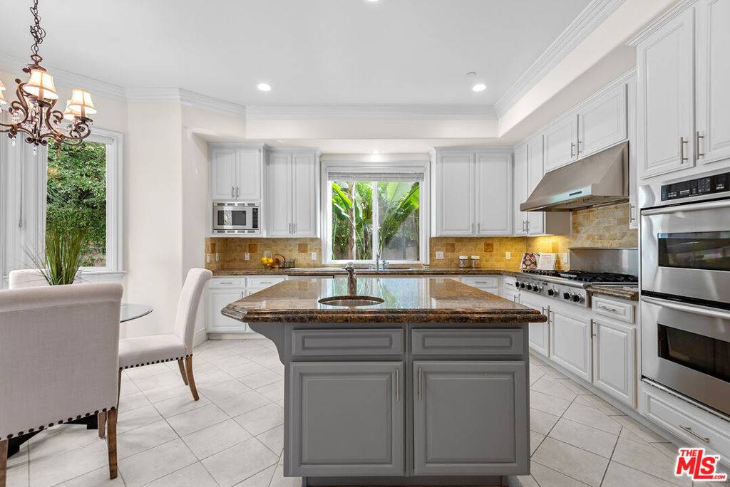 Los Angeles, CA 90077,2997 Beverly Glen CIR